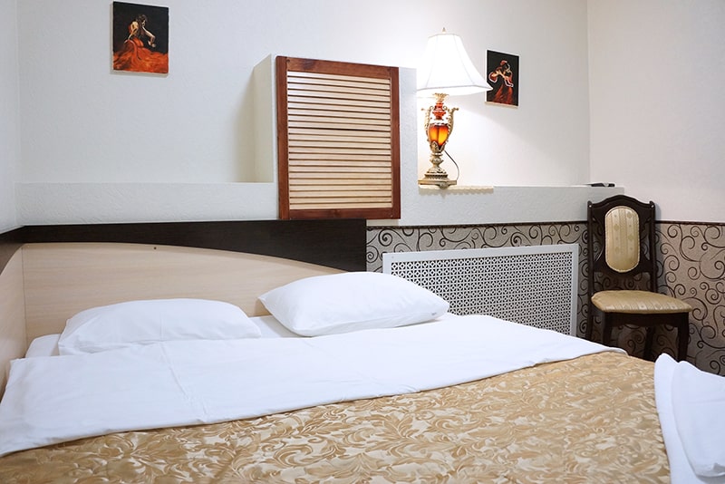 Летние скидки на двухместный номер с удобствами и большой кроватьюномер с большой кроватью